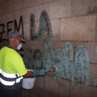 Los operarios aplicaron una pasta decapante sobre las letras.