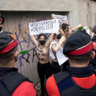 Diverses activistes al crit de 'Vot a Garriga, vot feixista' es manifesten davant del col·legi electoral del cap de llista de Vox per Barcelona, Ignacio Garriga. EFE/Marta Pérez