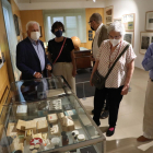 Josep Vallverdú visitó la exposición junto a Mercè Piqueras y Francesc Oró, sobrino del científico.