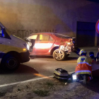 Un sanitario atendiendo a un herido tras el accidente en Tornabous, en la carretera de Barbens. 