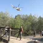El helicóptero de Bomberos inspeccionó el tramo del canal donde desapareció el menor.