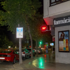 Imagen del termómetro de una farmacia de Lleida indicando una temperatura de 33 grados poco antes de la medianoche del  sábado.