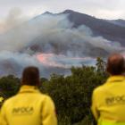 Dos miembros del Infoca observan las llamas del incendio que ha arrasado casi 10.000 hectáreas.