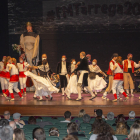 El baile de la Eixida fue escenificada por las entidades de cultura popular en el Teatre Ateneu.
