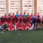 L’equip lleidatà celebra al Nou Sardenya el trofeu conquerit contra l’Europa.