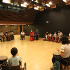 Un dels dos grups que ahir van participar en les sessions de teràpia musical a l’Orfeó.