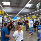 Les aglomeracions confirmen la reactivació del comerç - Nombrosos comerços de Lleida ciutat van registrar ahir aglomeracions i cues de clients que van aprofitar el cap de setmana i l’augment dels aforaments als locals comercials per fer tota m ...