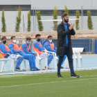 Molo dona instruccions al seu equip en el partit que el Lleida va jugar a la Nucia.