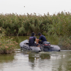 Imatge de dos agents dels Mossos buscant dilluns la dona a Utxesa.