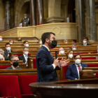 Salvador Illa, del PSC, y Meritxell Budó, de JxCat, observan a Pere Aragonès ayer en el Parlament.