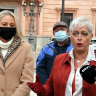 La diputada de Cs en el Parlament, Anna Grau, con la concejala en la Paeria Maria Burrel delante de la subdelegación del gobierno español en Lleida.