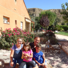 Lidia Romeo y Gerard Ferrer, con sus hijos Martina y Ferran, una familia de Ivars de Noguera. 