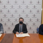 En la firma del contrato han participado al presidente de la FCAC, Ramon Sarroca; el rector de la UdL, Jaume Puy, y el profesor del departamento de Matemática de la UdL Lluís Miquel Pla.