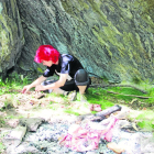 La investigadora Maite Arilla, recreando un campamento prehistórico en un experimento en el Pallars.