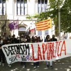 Imatge de l’inici de la protesta dels estudiants a la plaça Víctor Siurana.