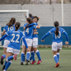 Hisui Haza es felicitada por sus compañeras tras marcar el gol que le daba el triunfo al AEM.