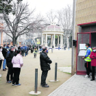 Una llarga cua de persones espera el seu torn per entrar a votar al pavelló Antorxa dels Camps Elisis, ahir al matí.