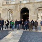 Catorze dels 15 alcaldes del Sobirà a la plaça Sant Jaume de Barcelona. El de Tírvia va arribar més tard.