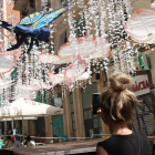 Una visitant fotografia la decoració del carrer Verdi de Gràcia.