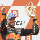 El sudafricano Brad Binder celebra su victoria en el Gran Premio de Austria.