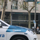 Un cotxe de Mossos d'Esquadra davant l'Hotel Concordia, situat a l'avinguda Paral·lel de Barcelona, on aquesta passada nit ha mort el menor.