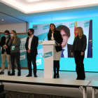 Laura Borràs valorando los resultados acompañada de la plana mayor de JxCat y Carles Puigdemont, que compareció de forma telemática.