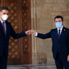 El president de la Generalitat, Pere Aragonès, i el president del govern espanyol, Pedro Sánchez, se saluden a l'arribar al Palau de la Generalitat.