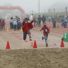 Els nens es van iniciar en proves atlètiques com el salt de llargada.