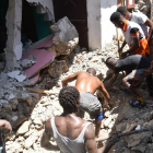 Un grupo de personas remueve escombros tras el terremoto que afectó al país el sábado.