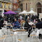 Varios clientes en la terraza de un bar de la plaza Sant Joan de Lleida hacia las 12.00 horas.