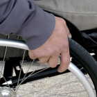 Frau amb les targetes per a discapacitats a Tàrrega