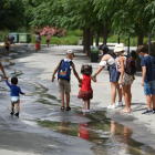 Diversos nens passen per un rierol d'aigua en el Parc Central, a 12 d'agost de 2021, a València, Comunitat Valenciana (Espanya).