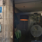L'entrada de l'Hotel Petit Palace de Barcelona, situat al carrer de la Boqueria.