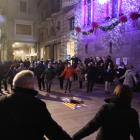 Els Cantaires combinen lletres i sardanes - Els Cantaires de Ponent van assistir com cada dilluns a la plaça de la Paeria de Lleida per demanar amb les seues lletres l’amnistia per a tots els encausats pel procés i la tornada dels exiliats. La  ...