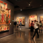 Los primeros asistentes al museo pudieron admirar las obras cedidas como el Retaule de Sant Bartomeu, prestada por Tatxo Benet.
