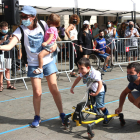 Madre, padre y hermana apoyan a uno de los niños que participaron en la carrera en Barcelona.