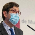 El conseller murcià de Salut no dimiteix i demana perdó per haver-se vacunat al costat de 400 alts càrrecs i funcionaris