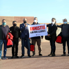 Els set presos de Lledoners despleguen una pancarta a favor de l'amnistia just després de sortir de la presó amb el tercer grau
