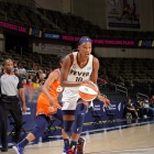 Chelsey Perry durante un encuentro con las Indiana Fever.