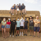 Impulsores y organizadores del nuevo laberinto de paja puesto en marcha este mes de agosto en Sant Ramon. 