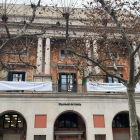 La lona blanca que cobreix la pancarta en suport als presos independentistes al balcó de la Diputació de Lleida.