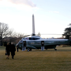 Los Trump, de espalda, caminan hacia el helicóptero con el que se han marchado de la Casa Blanca.