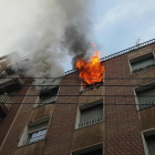 Imatge de les flames sortint per una de les finestres de l’habitatge afectat.