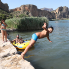 Afluència de banyistes ahir fugint de la calor a Sant Llorenç de Montgai, a la imatge.