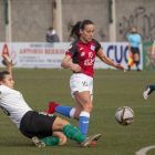 La suiza Caroline, que jugó ayer su segundo partido como titular en el AEM, brega por el balón con una rival.