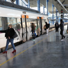 Passatgers pujant a un tren de la línia de Manresa a finals del mes de gener passat.