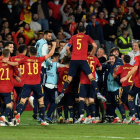Jugadors i cos tècnic de la selecció espanyola celebren el gol de Morata a 4 minuts del final.