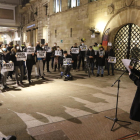 Un grupo de personas se concentraron ayer por la tarde en la plaza Paeria de Lleida para protestar por la irrupción de Vox en el Parlament.