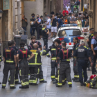 Serveis d’emergència davant d’un hotel de Barcelona, ahir.