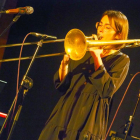 La trombonista i cantant Joana Cebolla, diumenge en el concert que va oferir al Cafè del Teatre.